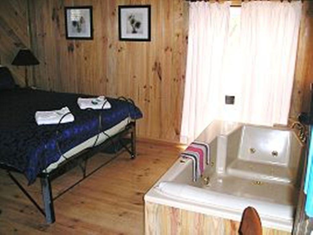 Moonbeam Cottages & Rainbow Cafe Moonambel الغرفة الصورة